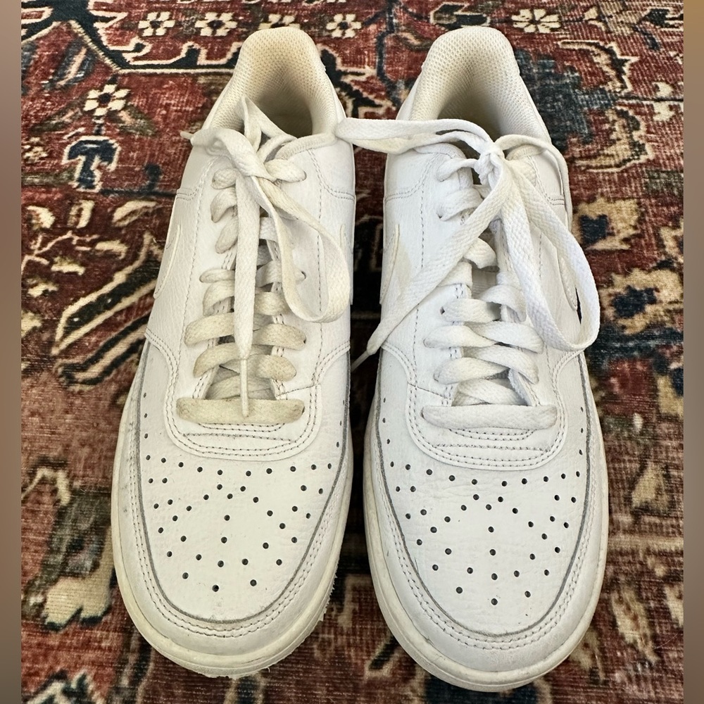 White, only worn a few times, low rise NIKE dunks. Size 7.5